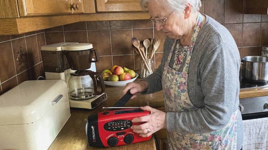 Küche bei Kerzenlicht, ein Radio steht auf der Arbeitsplatte